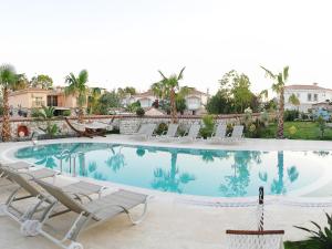 Piscina de la sau aproape de Alacati Igdelihan Unique Hotel