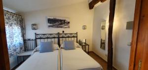 Posteľ alebo postele v izbe v ubytovaní Hostal la posada de Zocodover