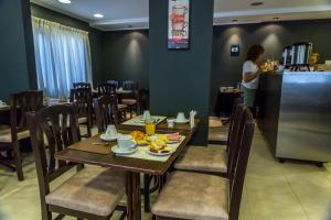Hotel Cueva de las Manos tesisinde bir restoran veya yemek mekanı