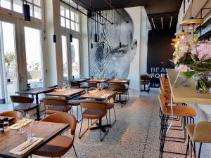 Restaurant o iba pang lugar na makakainan sa Luxe apmt Zwembad Sauna op Duin aan Strand, registratie 17146E3088BEB97A4E16