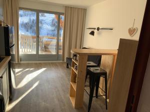 um quarto com uma secretária e uma mesa com uma varanda em Appartement de vacances à Isola 2000 em Isola 2000