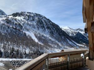 Elle comprend un balcon offrant une vue sur une montagne enneigée. dans l'établissement Appartement de vacances à Isola 2000, à Isola 2000