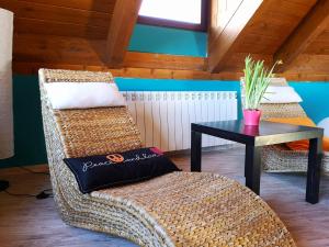 una habitación con 2 sillas y una mesa negra en Casa Gomez, en Santa Cilia de Jaca