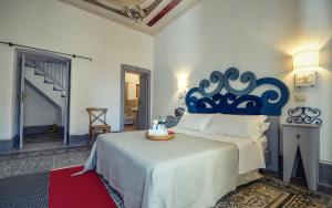 um quarto com uma cama grande e uma cabeceira azul em Bisos em Paulilatino