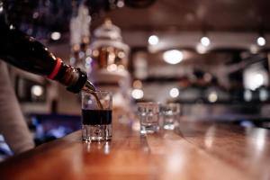 Hotel Laxnes في موسفيتسبَيير: يتم صب مشروب في كأس على بار