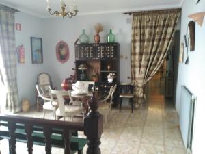 a dining room with a table and chairs at HOSTAL RESTAURANTE MILAN II in San Clemente