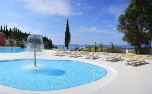 Der Swimmingpool an oder in der Nähe von Maistra Select Mlini Villas and Apartments