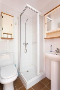 un bagno con doccia, WC e lavandino di Home2Book El Médano Cozy Beach & Wifi a El Médano Altre 27 foto