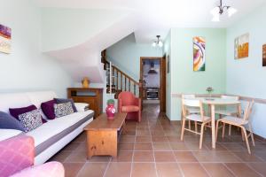 un soggiorno con un divano e un tavolo di Home2Book El Médano Cozy Beach & Wifi a El Médano