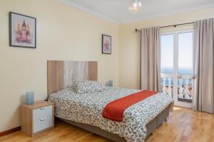 - une chambre avec un lit et une fenêtre dans l'établissement Cumbres Villa, à Funchal