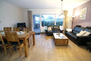 诺德代希Bungalow Windstille的客厅里有一张桌子和一张沙发