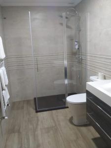 Koupelna v ubytování APARTAMENTOS CAMINO SANTO TORIBIO + 10 fotografií