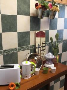 Příslušenství pro přípravu čaje a kávy v ubytování Apartamento La Alcancía