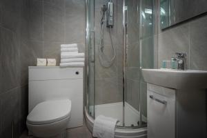 Gordon Moon Suites Bolton Centre Apartments tesisinde bir banyo