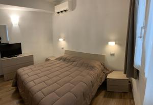 una camera da letto con un letto e una TV a schermo piatto di Ca du Sergio - Le Mura a Levanto
