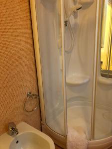 a bathroom with a shower and a toilet and a sink at B&B Ca-Casoni in Oderzo