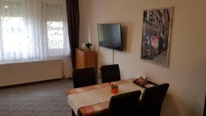TV a/nebo společenská místnost v ubytování ÁRPÁD Apartman