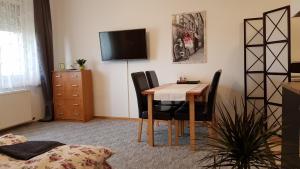 TV a/nebo společenská místnost v ubytování ÁRPÁD Apartman