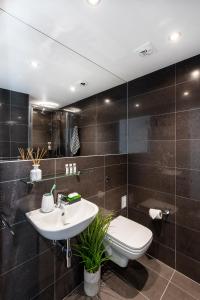 bagno con lavandino e servizi igienici di Yugo Explore - Amnis House a Cork