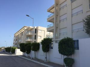 an apartment building with plants on the side of it at Appartement Haut Standing à Hammamet - Tunisie in Hammamet