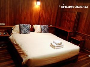 een bed in een boot met twee handdoeken erop bij Baan Tawan Shine Surin in Surin