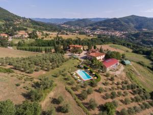 een luchtzicht op een villa met een zwembad op een heuvel bij Trebbiolo in Dicomano