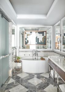 ein Badezimmer mit einer großen Badewanne und einem Waschbecken in der Unterkunft The Cadogan, A Belmond Hotel, London in London + 70 Fotos