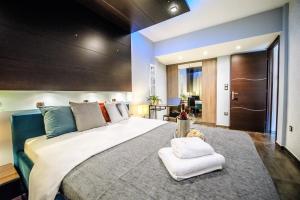 Posteľ alebo postele v izbe v ubytovaní One of a kind Luxury Apartment in City Center Near HELEXPO