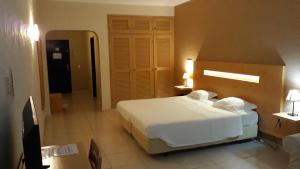 a bedroom with a white bed in a room at Vilamar in Luz