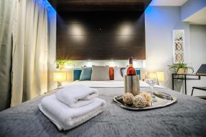 Posteľ alebo postele v izbe v ubytovaní One of a kind Luxury Apartment in City Center Near HELEXPO