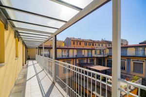 ein Balkon mit Blick auf Gebäude in der Unterkunft PrimoPiano - Garofalo A in Mailand