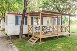 miniaturowy domek z altaną w obiekcie Camping Vicenza w mieście Vicenza