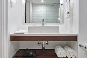 Um banheiro em Butterfly Beach Hotel