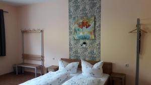 a bedroom with a bed and a painting on the wall at Hotel Wittenberg-Hotel Garni in Lutherstadt Wittenberg