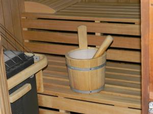 a bucket and two wooden spoons in a sauna at Hotel-Restaurant Sonnhof in Radfeld