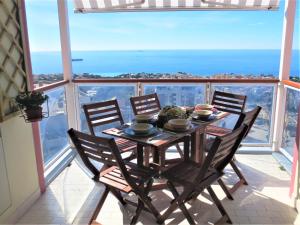 uma mesa e cadeiras numa varanda com vista para o oceano em Quarto di Luna em Génova