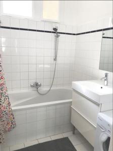 La salle de bains est pourvue d'une douche, d'une baignoire et d'un lavabo. dans l'établissement Bright, lovely and quiet apartment at the heart of Vienna, Nachmarkt, City center, à Vienne
