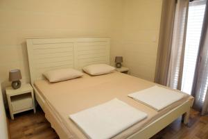 um quarto com uma cama com duas almofadas em Anja em Kotor