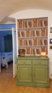 una habitación con una estantería llena de libros en B&B Dei Doria, en Dolceacqua