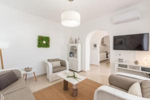 a living room with a couch and a tv at Fisherman's Beach Home 2BR 2BA AC Wi-Fi in Albufeira
