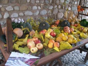 einen Stapel Obst und Gemüse auf dem Tisch in der Unterkunft B&B Corte Alfier in Mortegliano