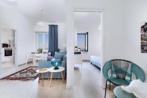 2 viste su un soggiorno e un soggiorno di Amore Rentals - Appartamento Tramontano a Sorrento