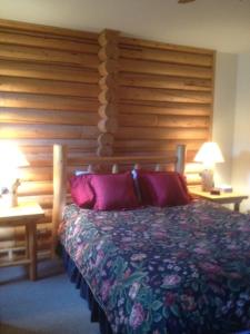 Inn on the Beartooth B&B客房内的一张或多张床位