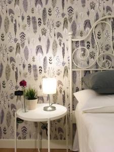 sypialnia z łóżkiem i stołem z lampką w obiekcie M SuiteApartment Roma w Rzymie
