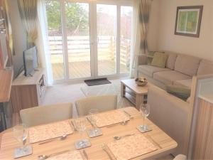 TV a/nebo společenská místnost v ubytování Honeydukes Holiday Lodge, Boat of Garten, Aviemore