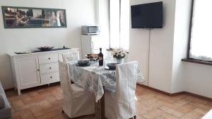 Televízia a/alebo spoločenská miestnosť v ubytovaní Ledro Lake Suite "Pur"