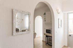 einen Flur mit einem Spiegel an der Wand in der Unterkunft Fisherman's Beach Home 2BR 2BA AC Wi-Fi in Albufeira