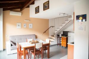 eine Küche und ein Esszimmer mit einem Tisch und Stühlen in der Unterkunft L'Ulivo Selvatico in Brandizzo