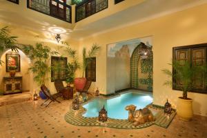 una piscina en el medio de una habitación en Riad Julia en Marrakech