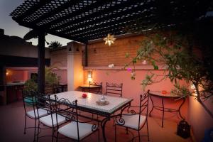 - une table et des chaises sur la terrasse dans l'établissement Riad Julia, à Marrakech